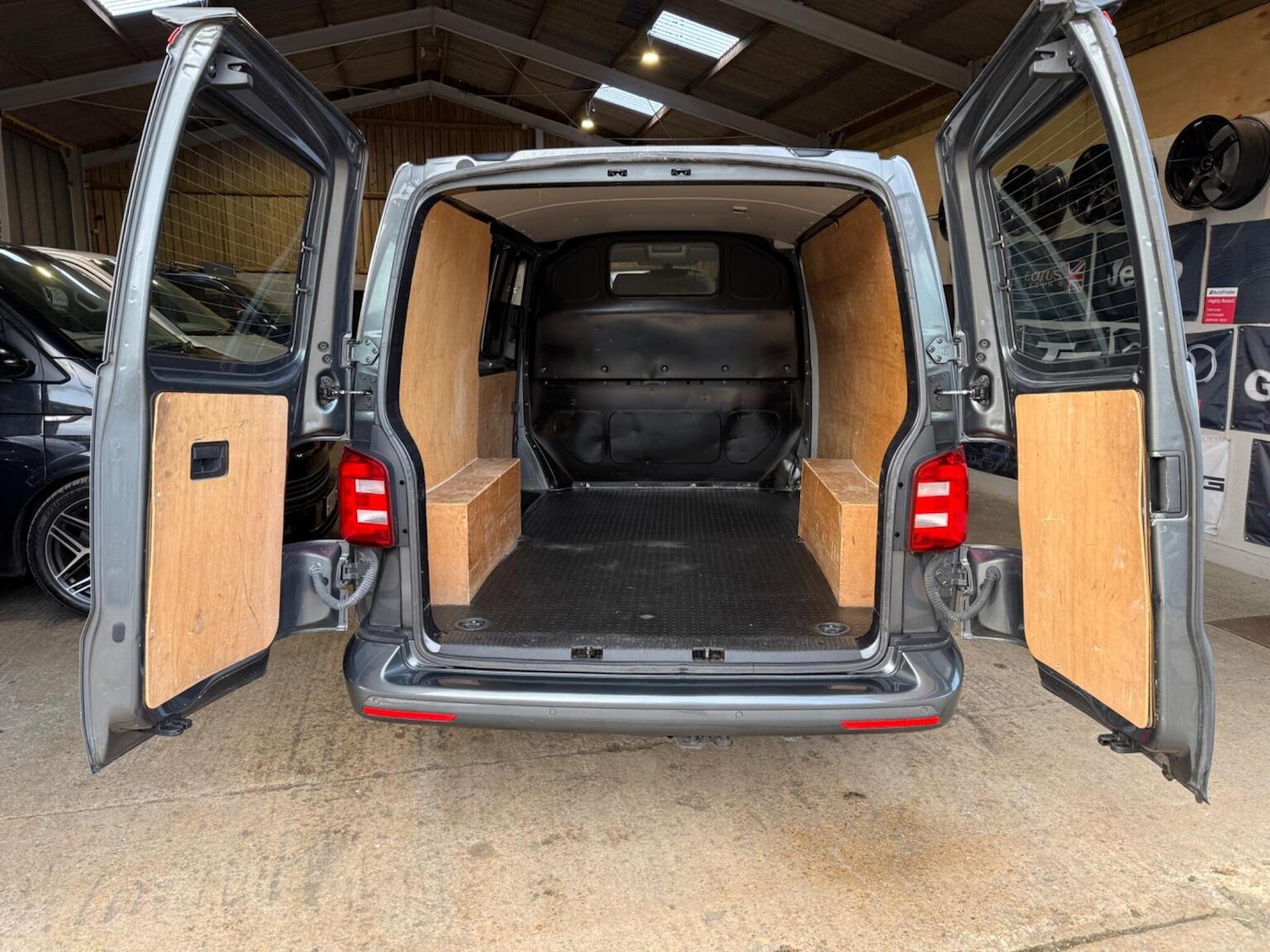 Used Volkswagen Transporter 2018 for sale - 77675666: Photo 36