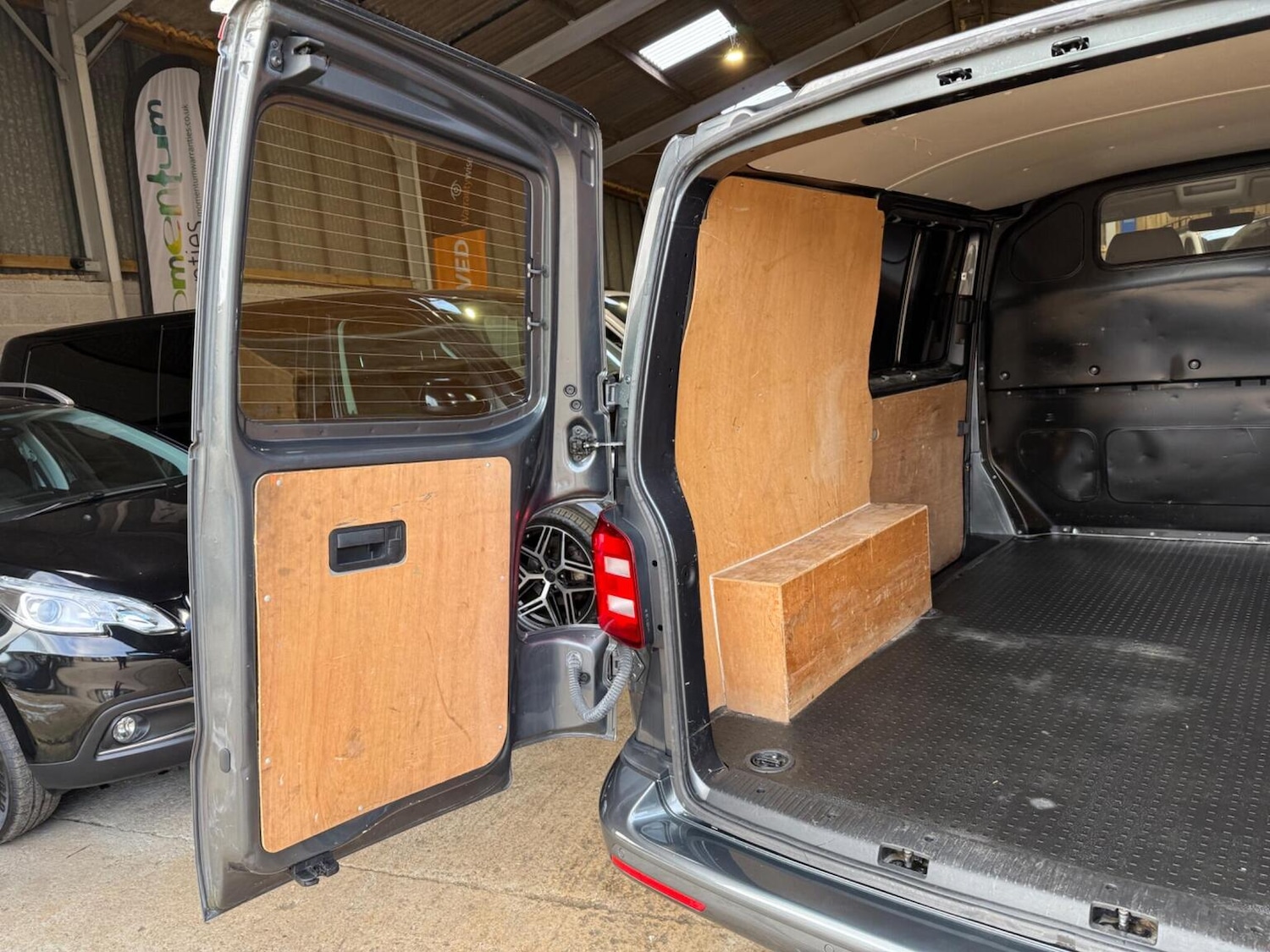 Used Volkswagen Transporter 2018 for sale - 77675666: Photo 39