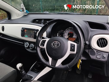 Used Toyota Yaris 2013 for sale - 77261859: Photo