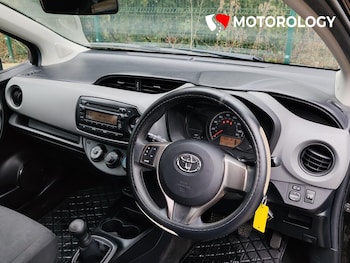 Used Toyota Yaris 2015 for sale - 77778714: Photo