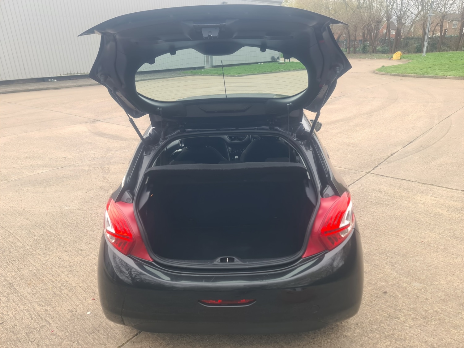 Used Peugeot 208 2013 for sale - 77742571: Photo 11