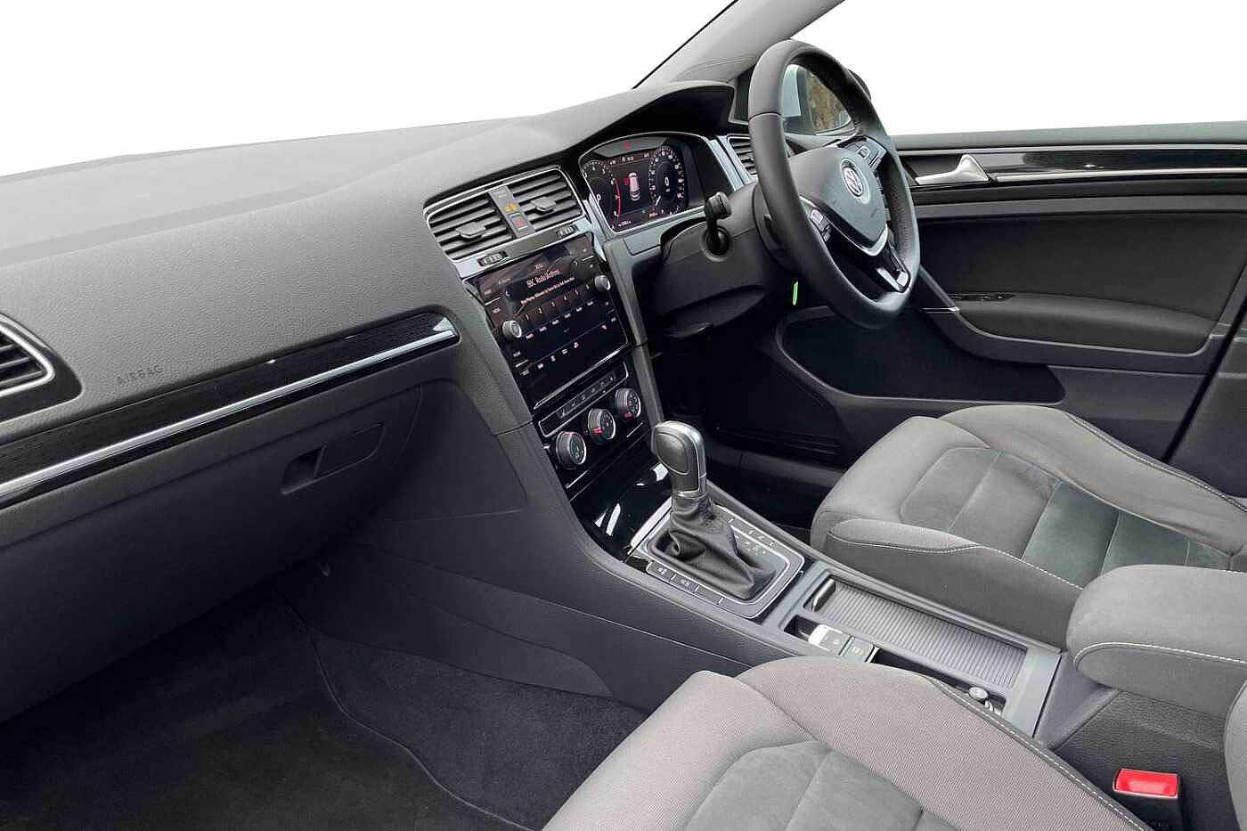 Used Volkswagen Golf 2017 for sale - 77501013: Photo 2