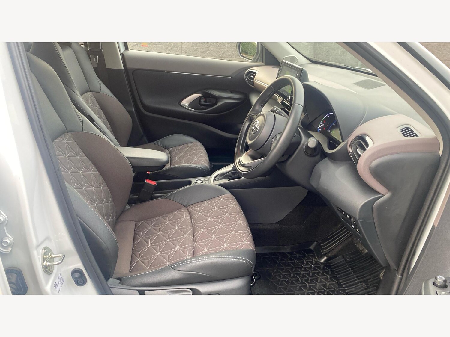 Used Toyota Yaris Cross 2023 for sale - 76295436: Photo 13