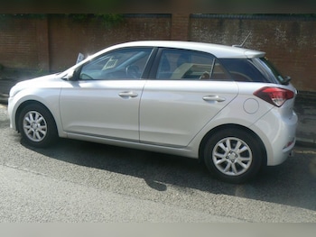 Used Hyundai i20 2017 for sale - 76110380: Photo