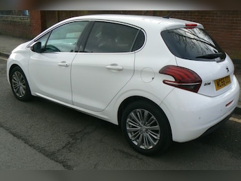 Used Peugeot 208 2017 for sale - 77431526: Photo