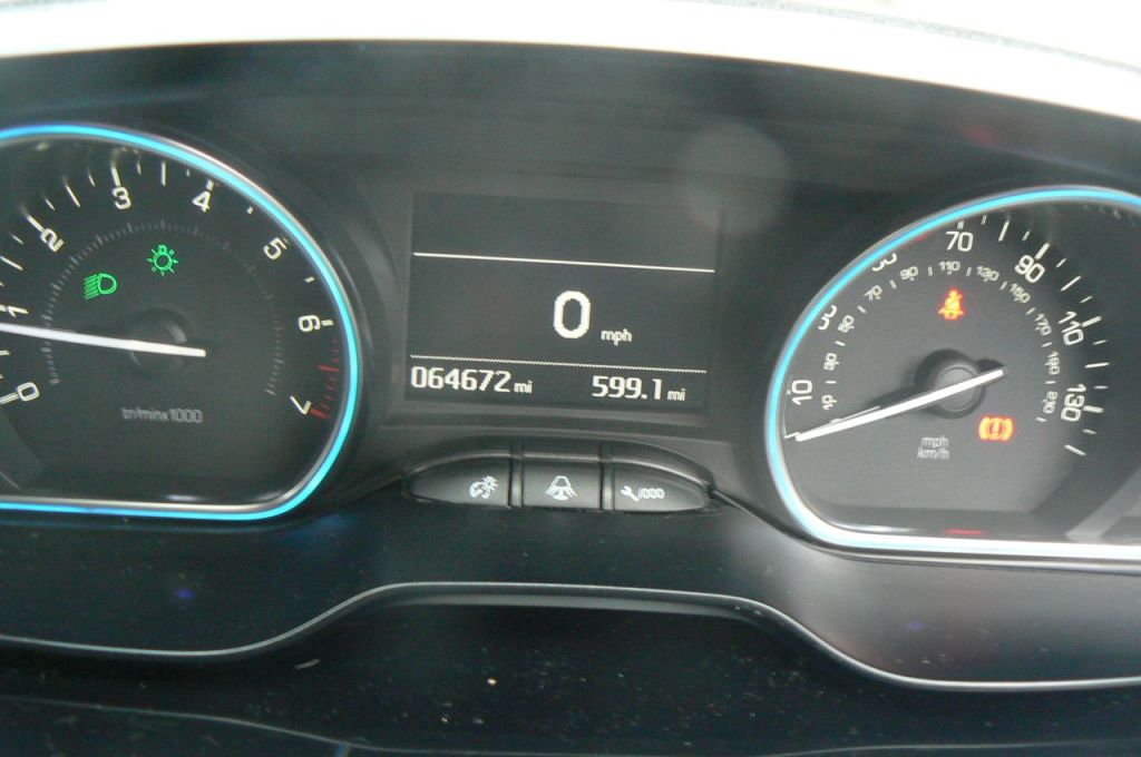 Used Peugeot 2008 2017 for sale - 77336407: Photo 8