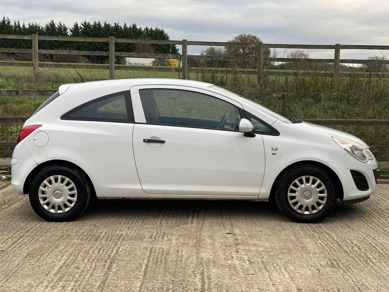 Used Vauxhall Corsa 2013 for sale - 76698362: Photo 2