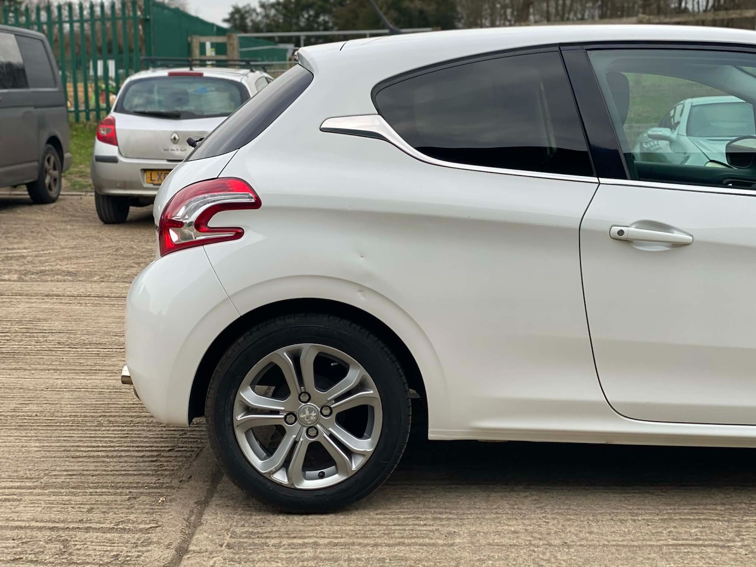 Used Peugeot 208 2014 for sale - 77735886: Photo 15