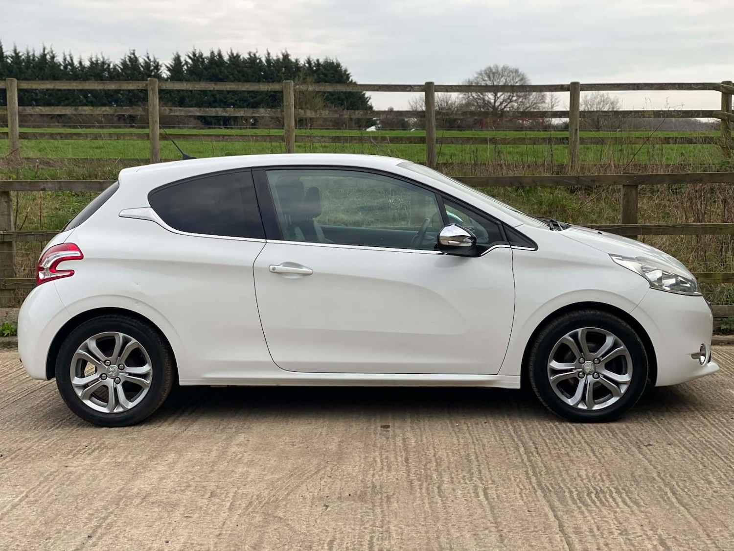 Used Peugeot 208 2014 for sale - 77735886: Photo 2