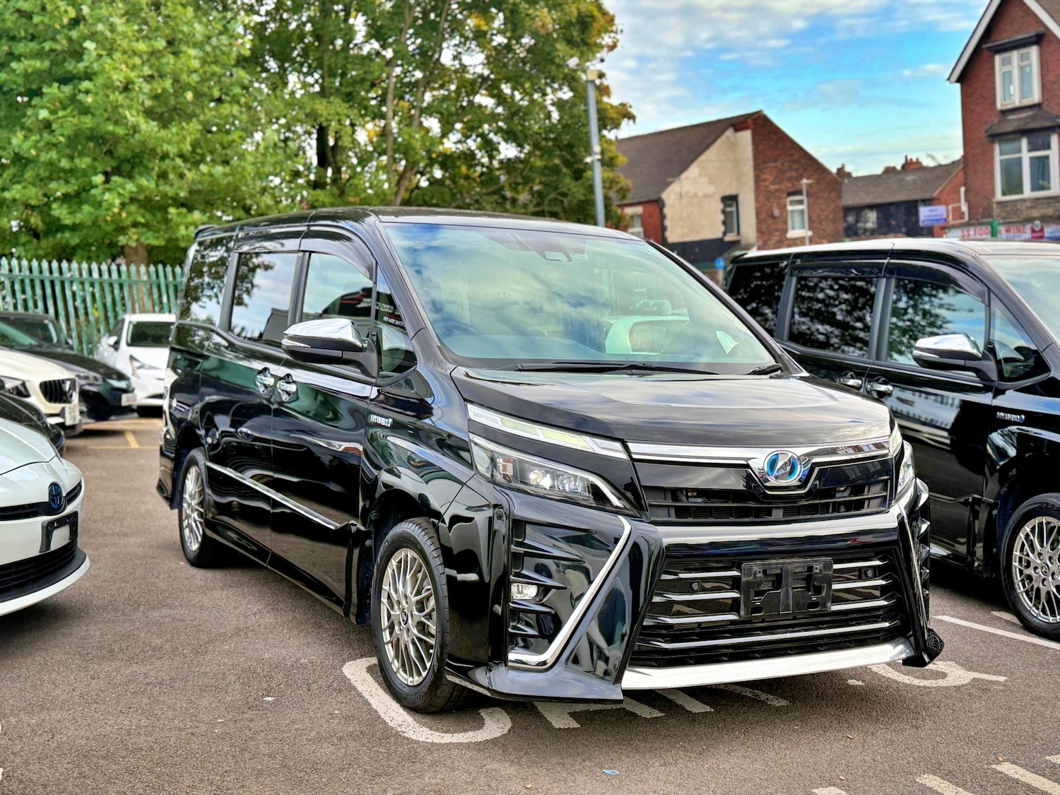 Used Toyota Voxy for sale - 76290792: Photo 1
