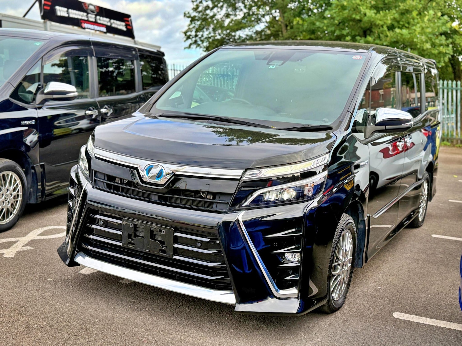 Used Toyota Voxy for sale - 76290792: Photo 2