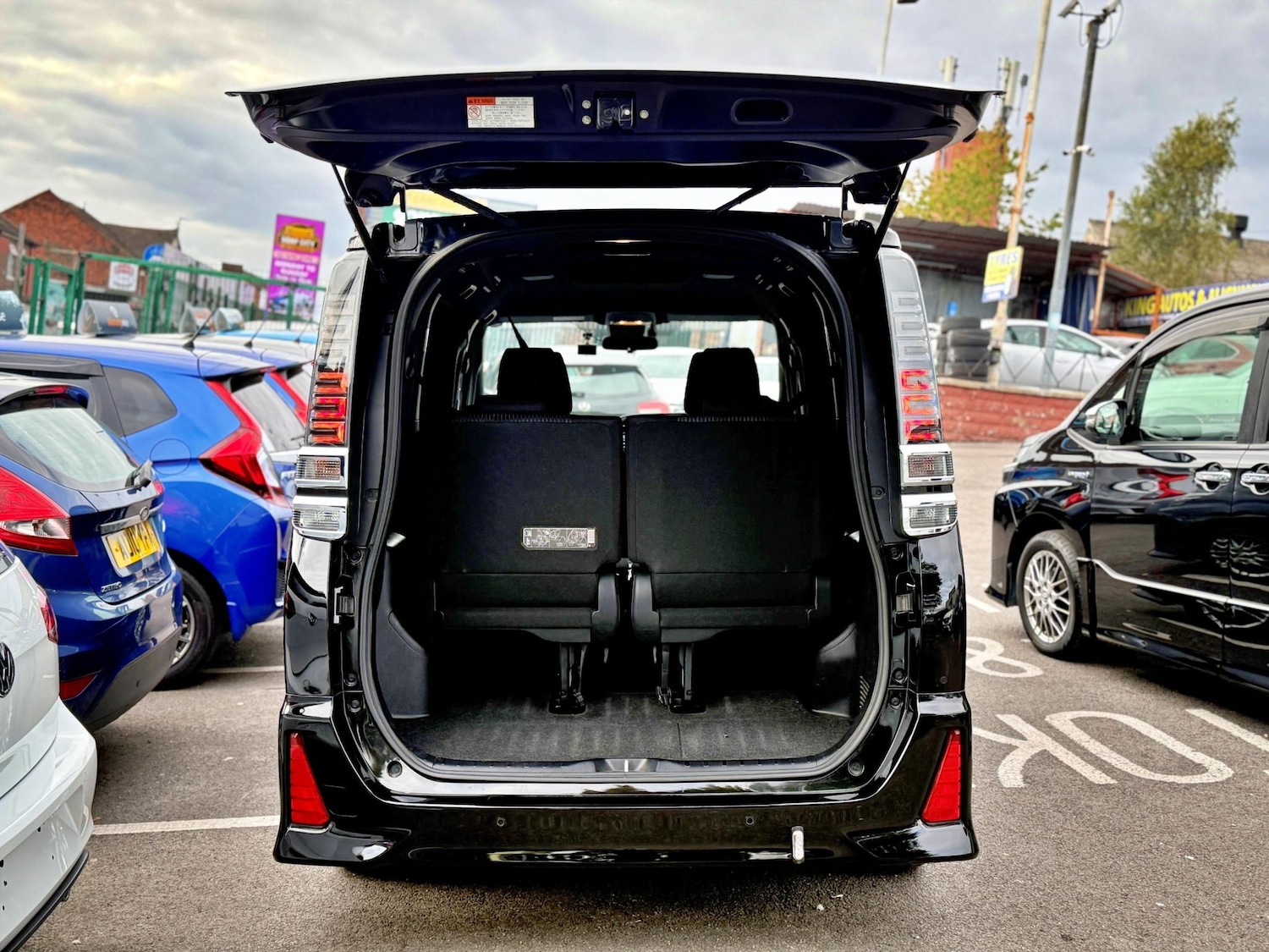 Used Toyota Voxy for sale - 76290792: Photo 5