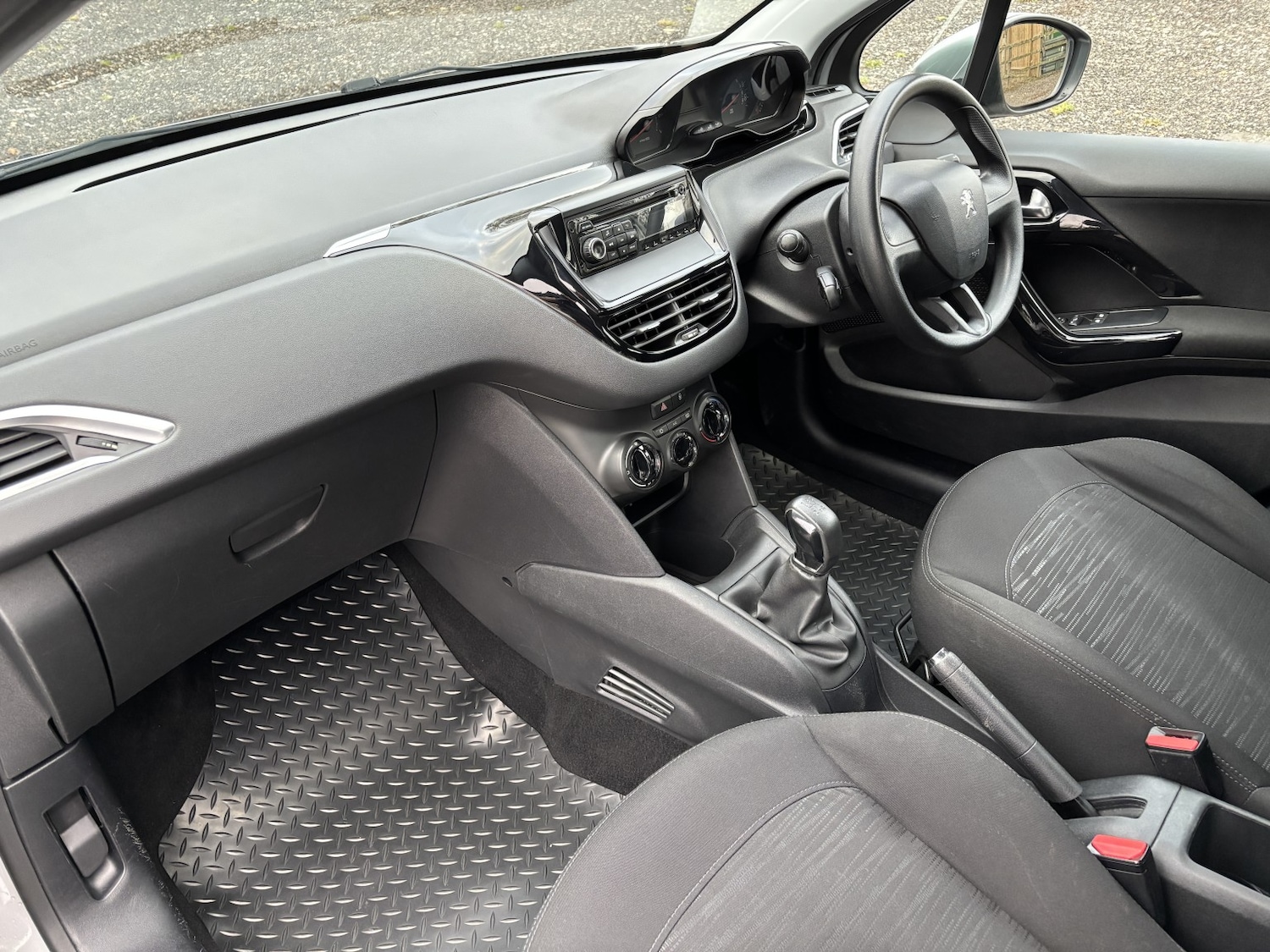 Used Peugeot 208 2013 for sale - 77548301: Photo 2