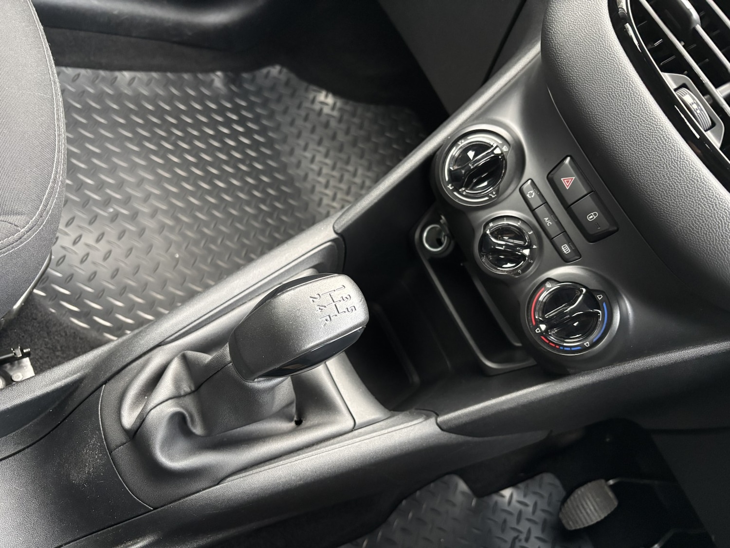 Used Peugeot 208 2013 for sale - 77548301: Photo 29