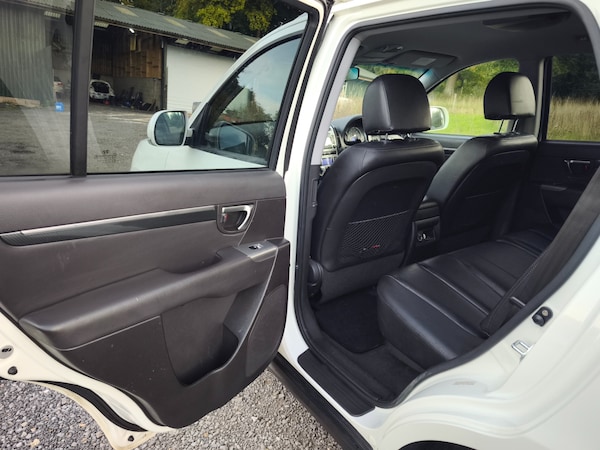 Used Hyundai Santa Fe 2010 for sale - 76065344: Photo 15