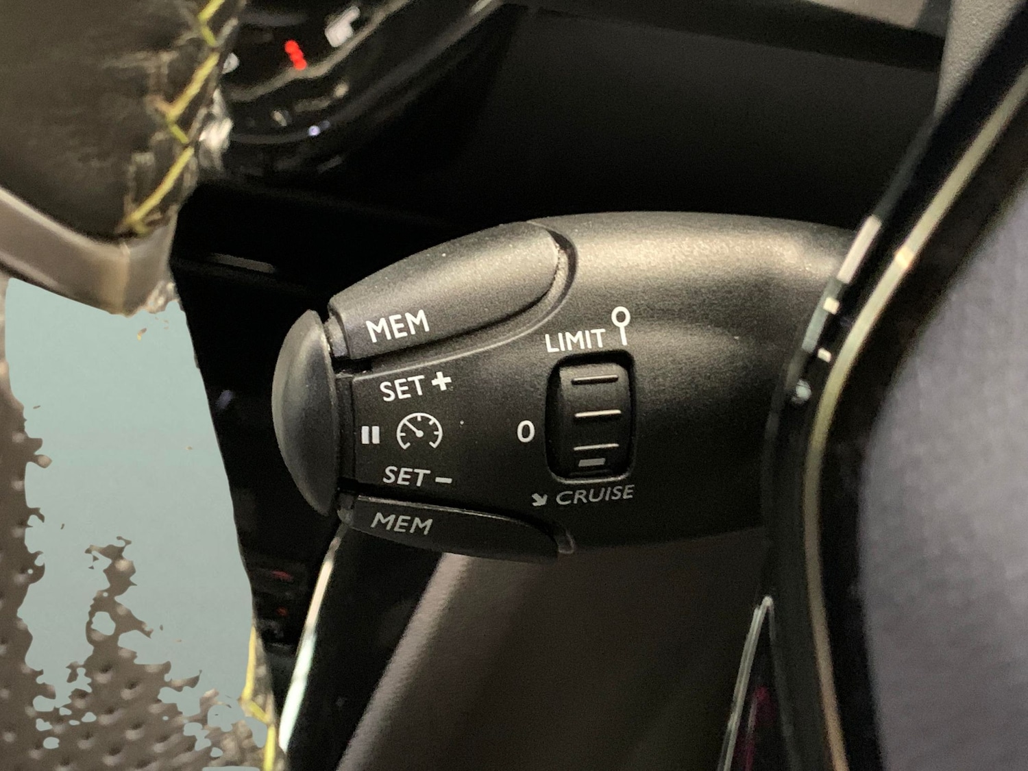 Used Peugeot E-2008 2023 for sale - 76439702: Photo 26