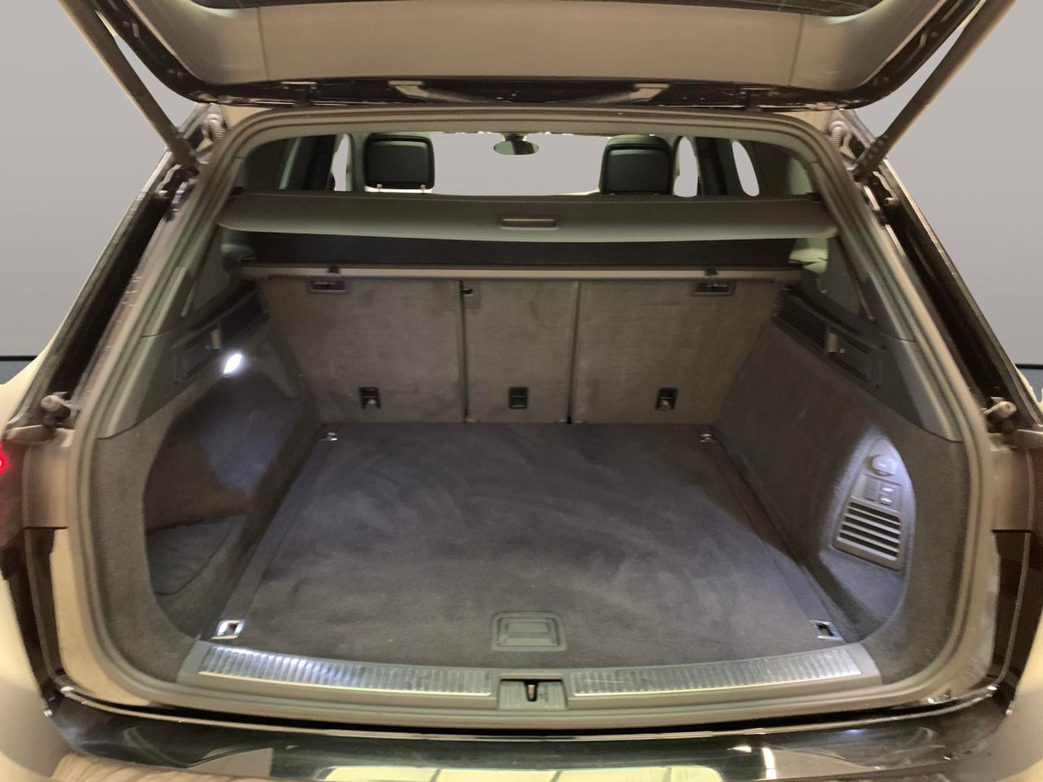 Used Volkswagen Touareg 2023 for sale - 76947115: Photo 27