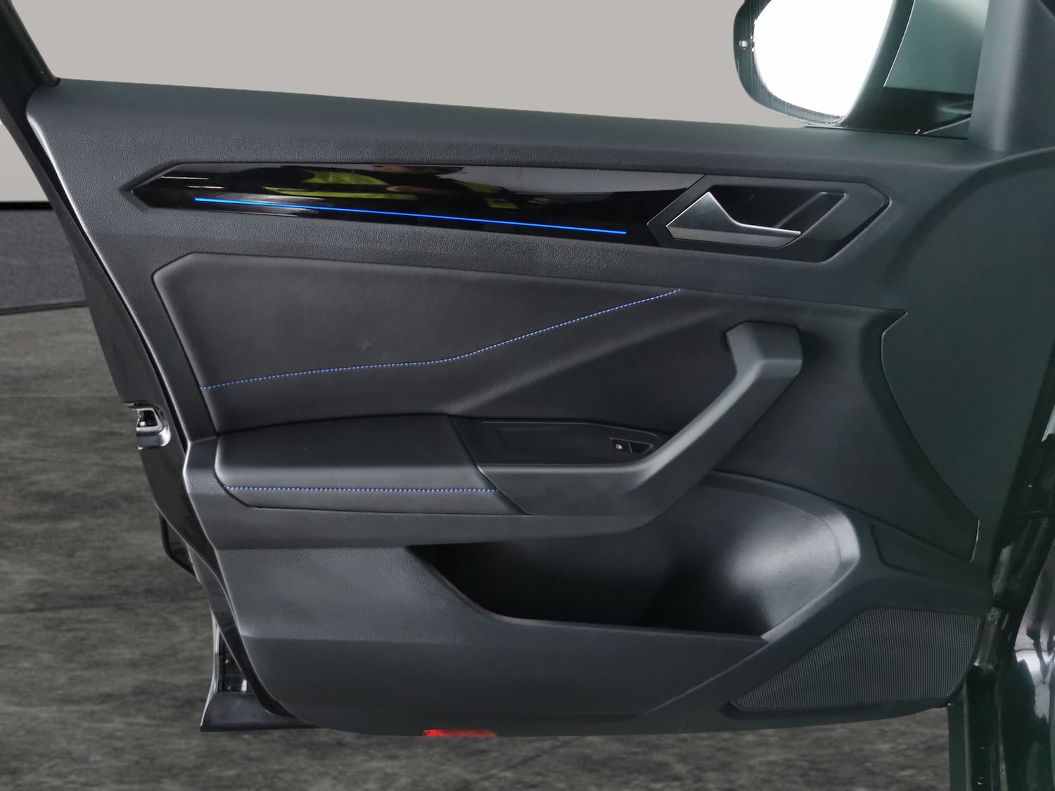 Used Volkswagen T-Roc 2023 for sale - 77629804: Photo 25