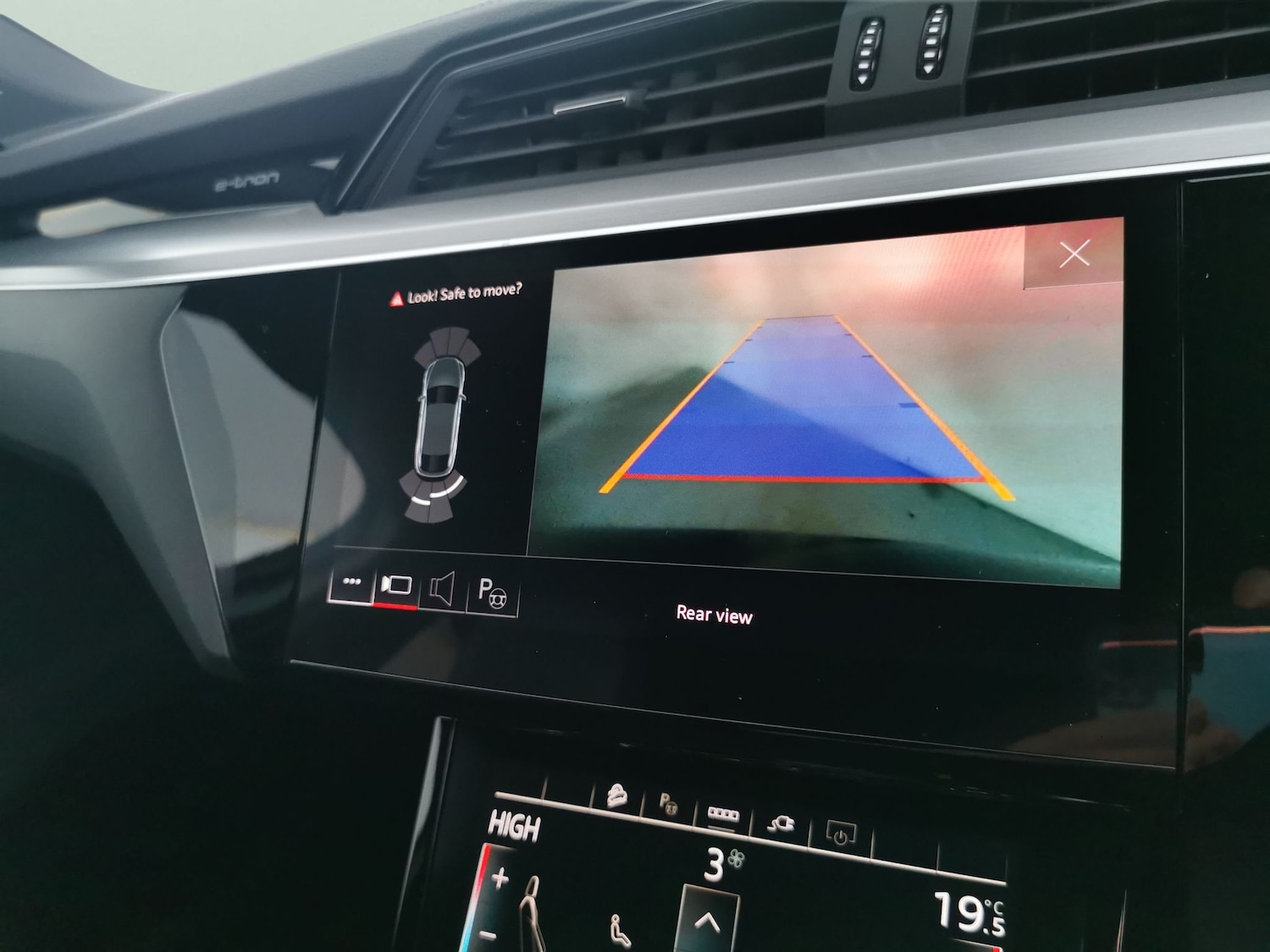 Used Audi e-tron 2023 for sale - 77321491: Photo 6