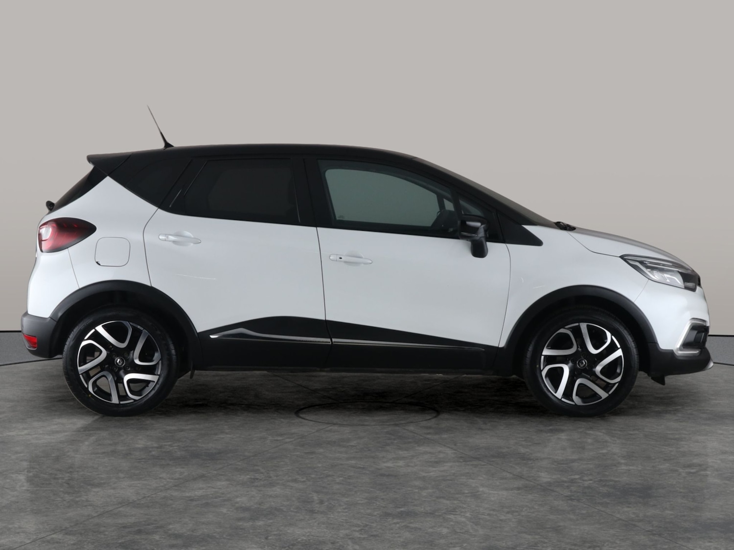 Used Renault Captur for sale - 76464268: Photo 10