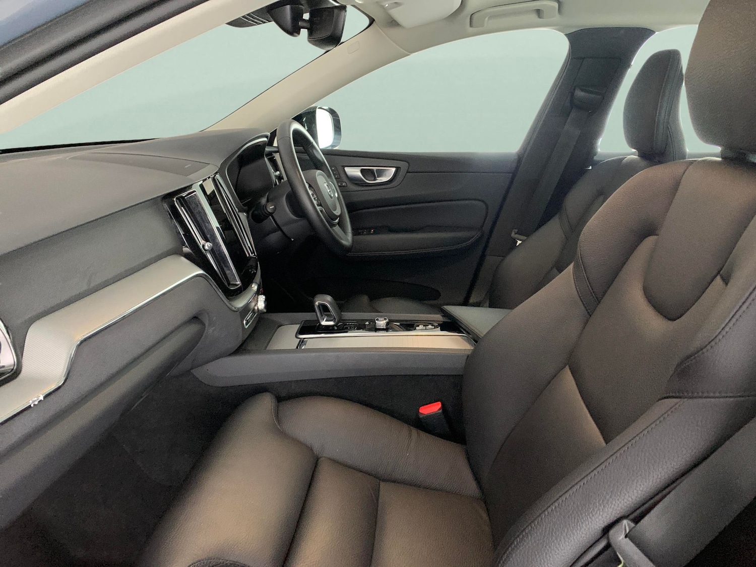 Used Volvo XC60 2023 for sale - 77232631: Photo 4