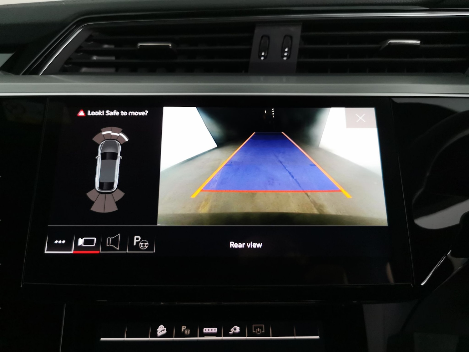 Used Audi e-tron 2023 for sale - 77340141: Photo 6