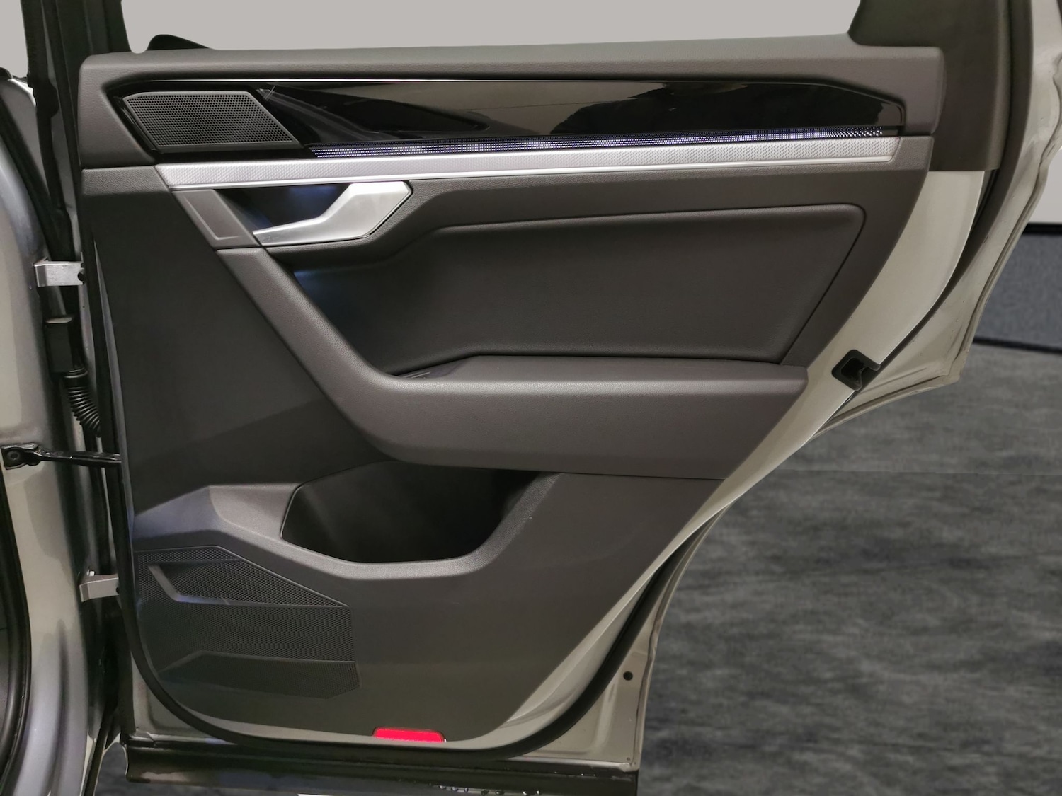 Used Volkswagen Touareg 2023 for sale - 76875393: Photo 31