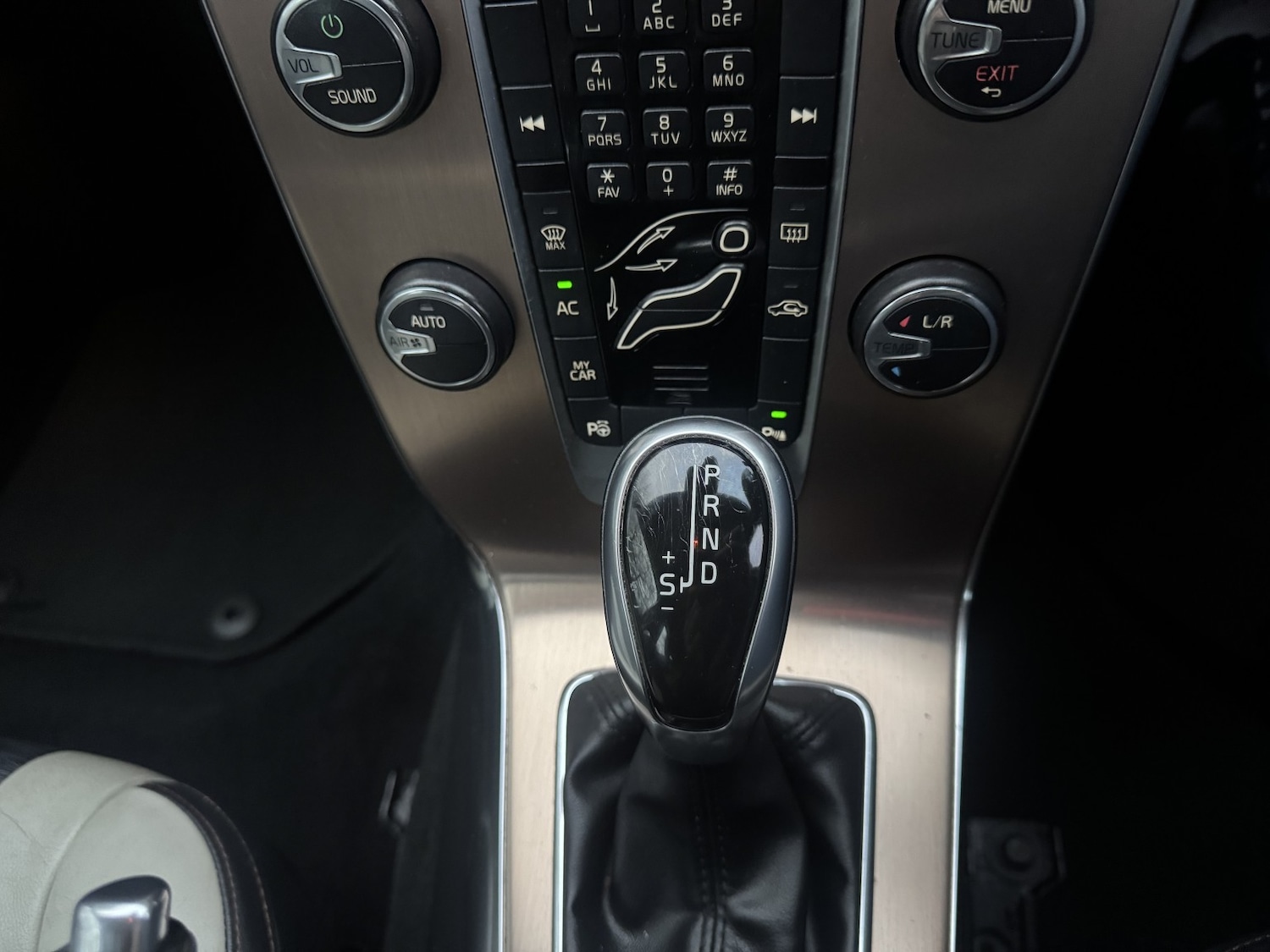 Used Volvo V40 2014 for sale - 76713037: Photo 16