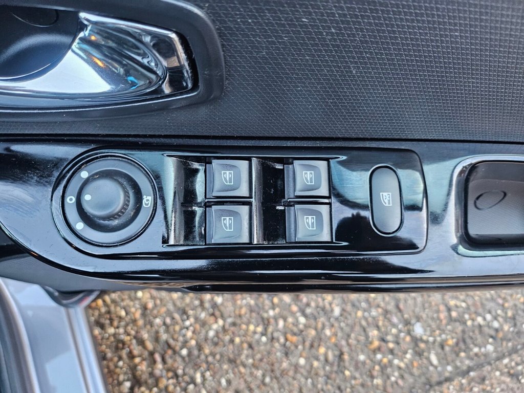 Used Renault Clio 2014 for sale - 76797657: Photo 19