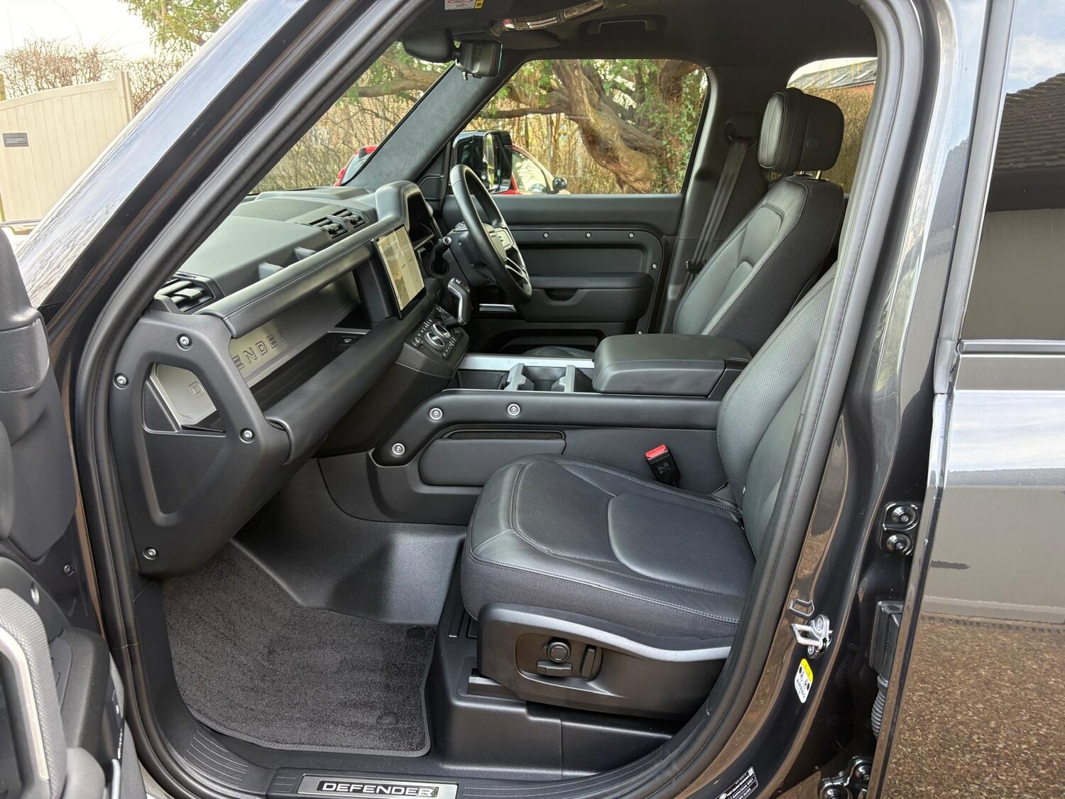 Used Land Rover Defender 2024 for sale - 77137045: Photo 17