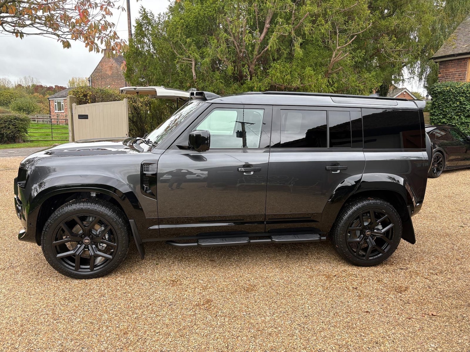 Used Land Rover Defender 2024 for sale - 77137045: Photo 2