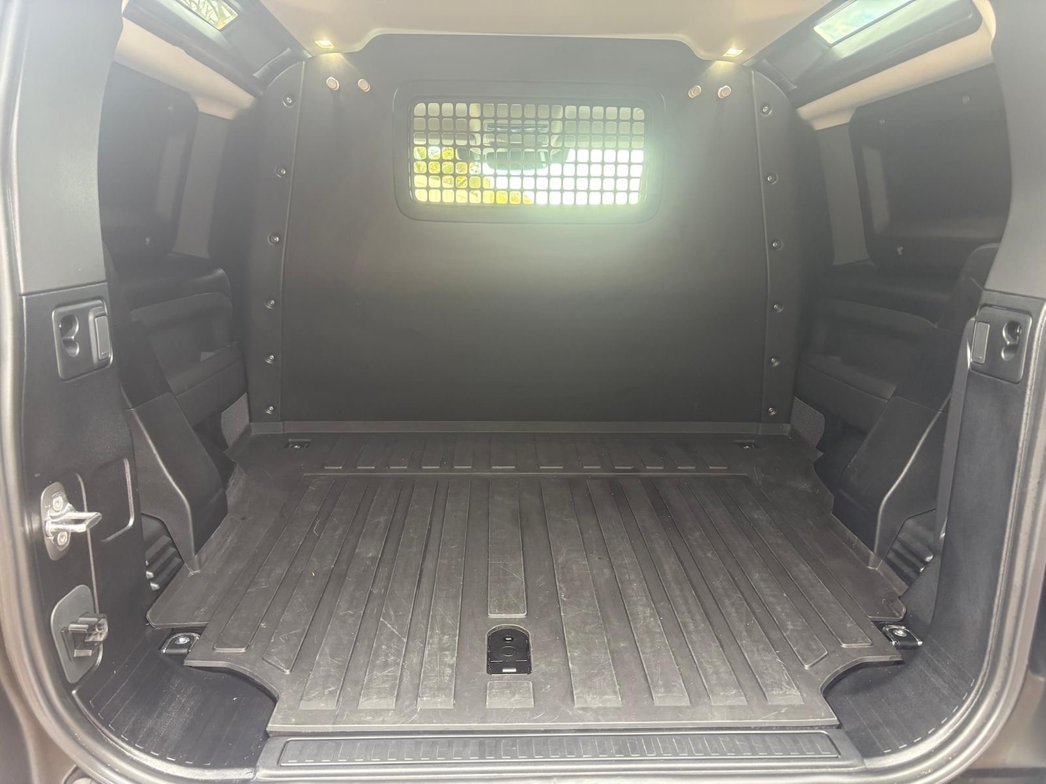 Used Land Rover Defender 2024 for sale - 76476731: Photo 22