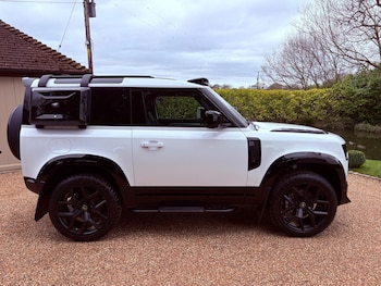 Used Land Rover Defender 2024 for sale - 76476731: Photo