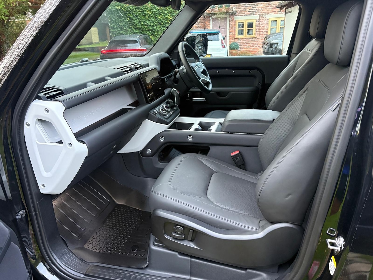 Used Land Rover Defender 2025 for sale - 76330713: Photo 16