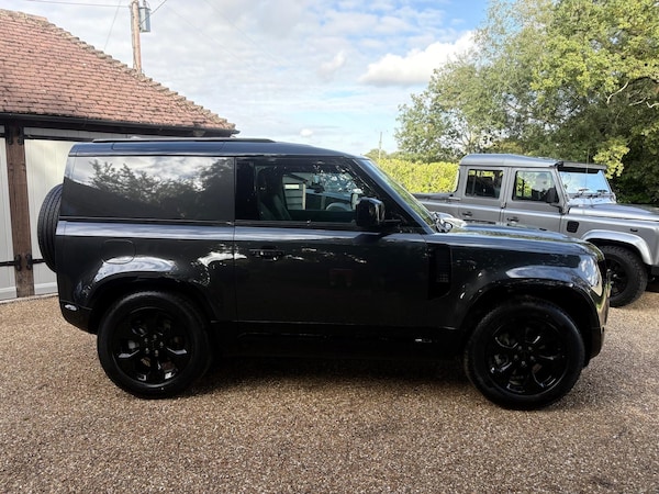 Used Land Rover Defender 2025 for sale - 76118120: Photo 2