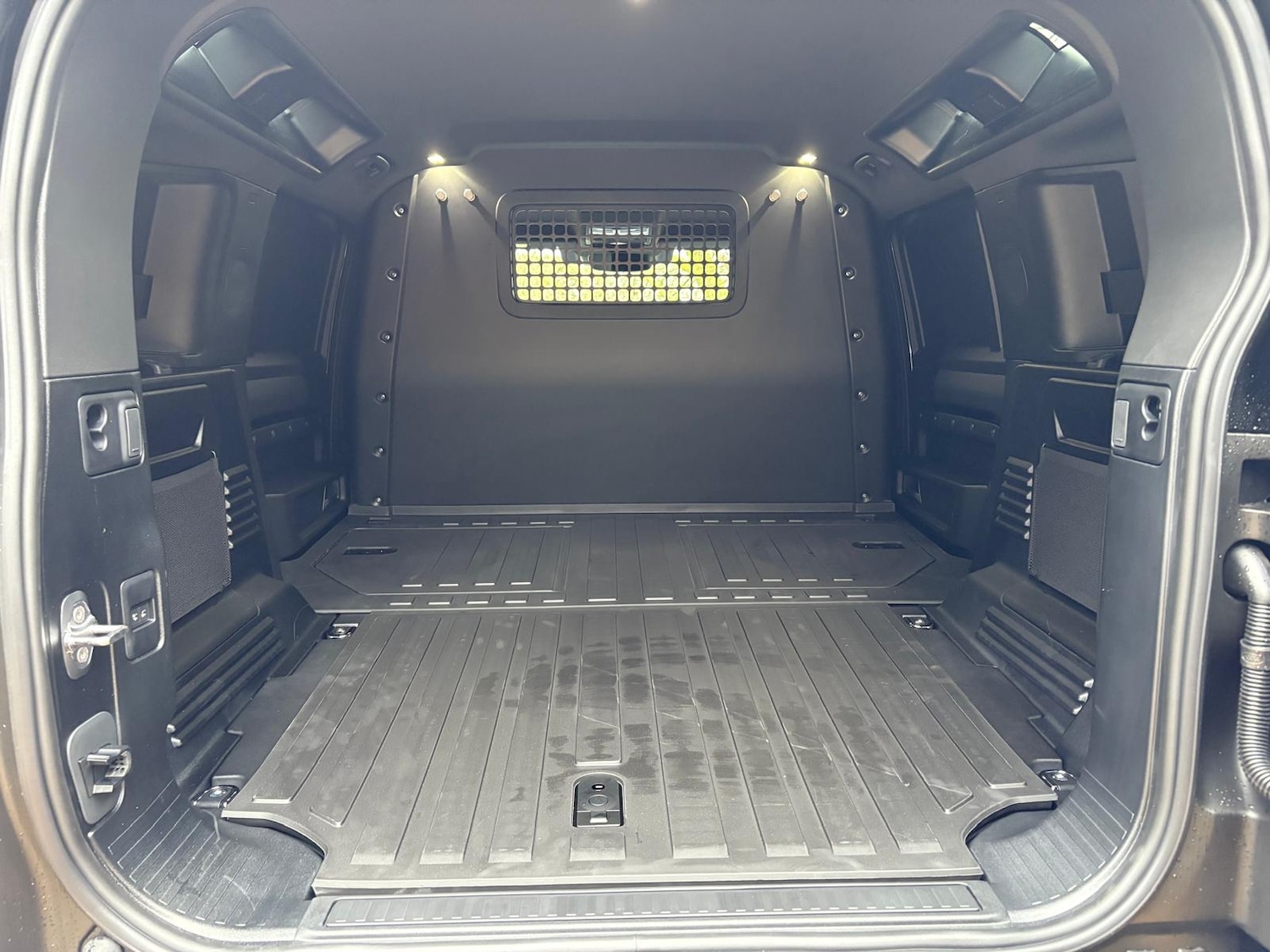 Used Land Rover Defender 2025 for sale - 76555121: Photo 36