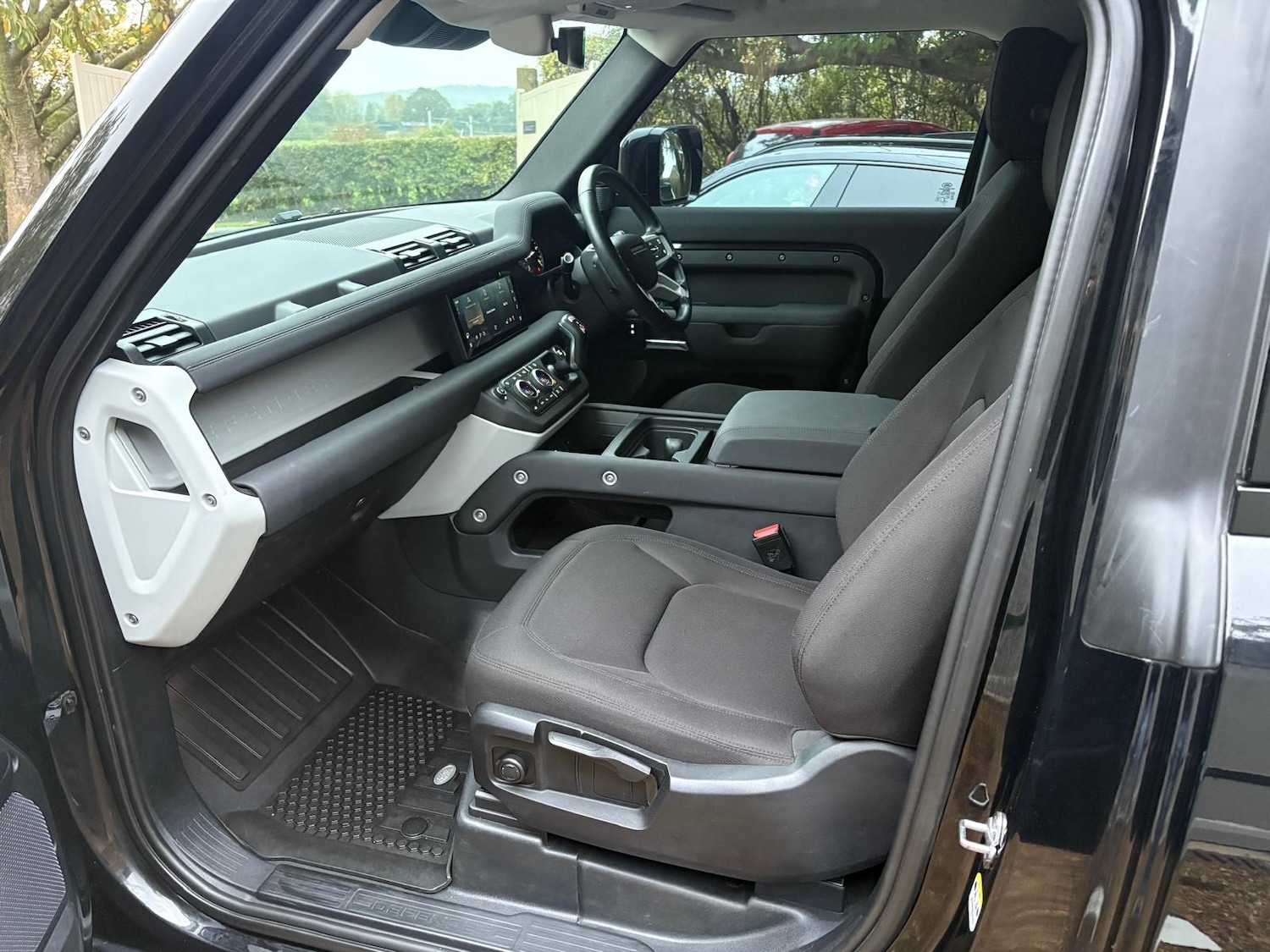 Used Land Rover Defender 2023 for sale - 76252775: Photo 11