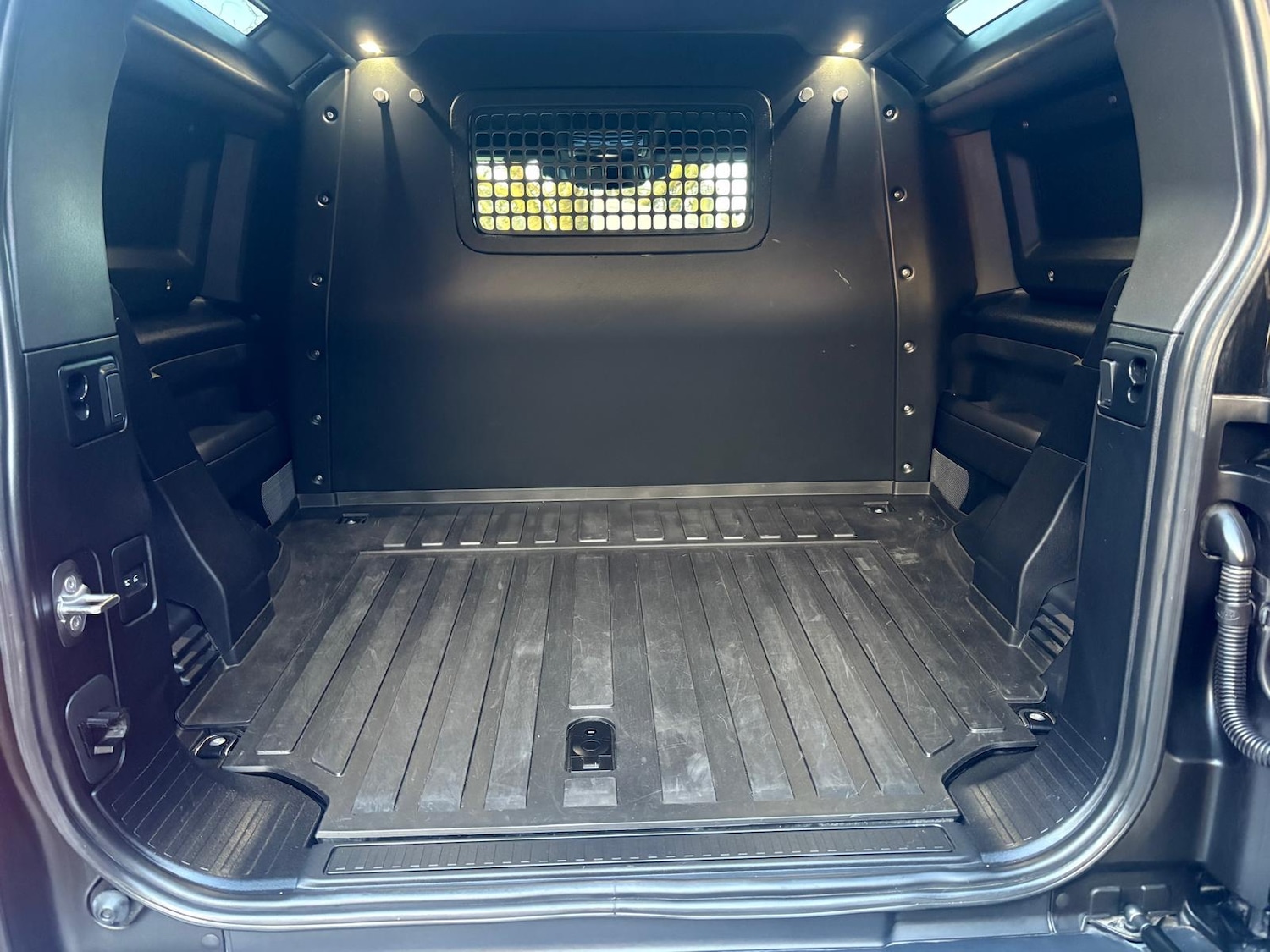 Used Land Rover Defender 2023 for sale - 77938272: Photo 13