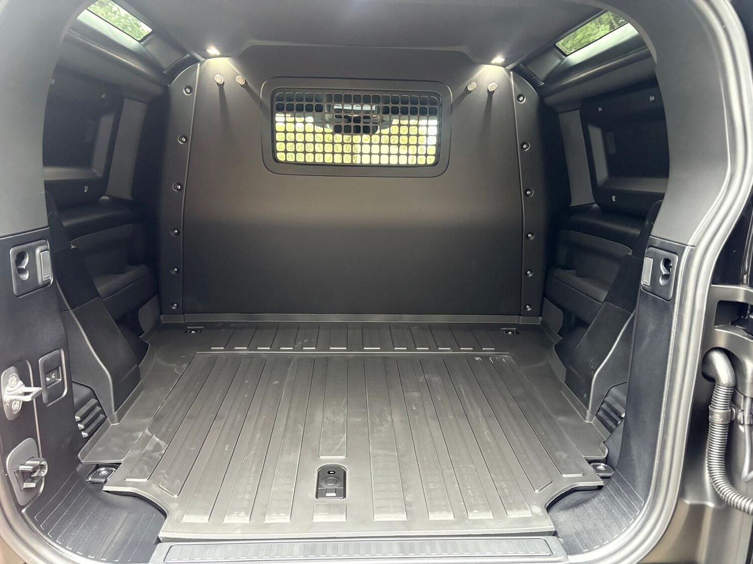 Used Land Rover Defender 2025 for sale - 76206266: Photo 32