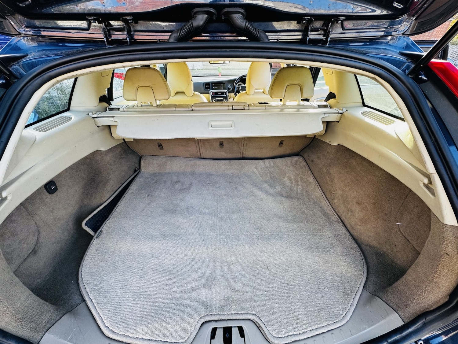 Used Volvo V60 2012 for sale - 76439929: Photo 15