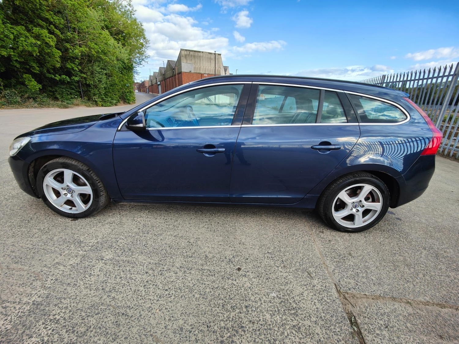 Used Volvo V60 2012 for sale - 76439929: Photo 9