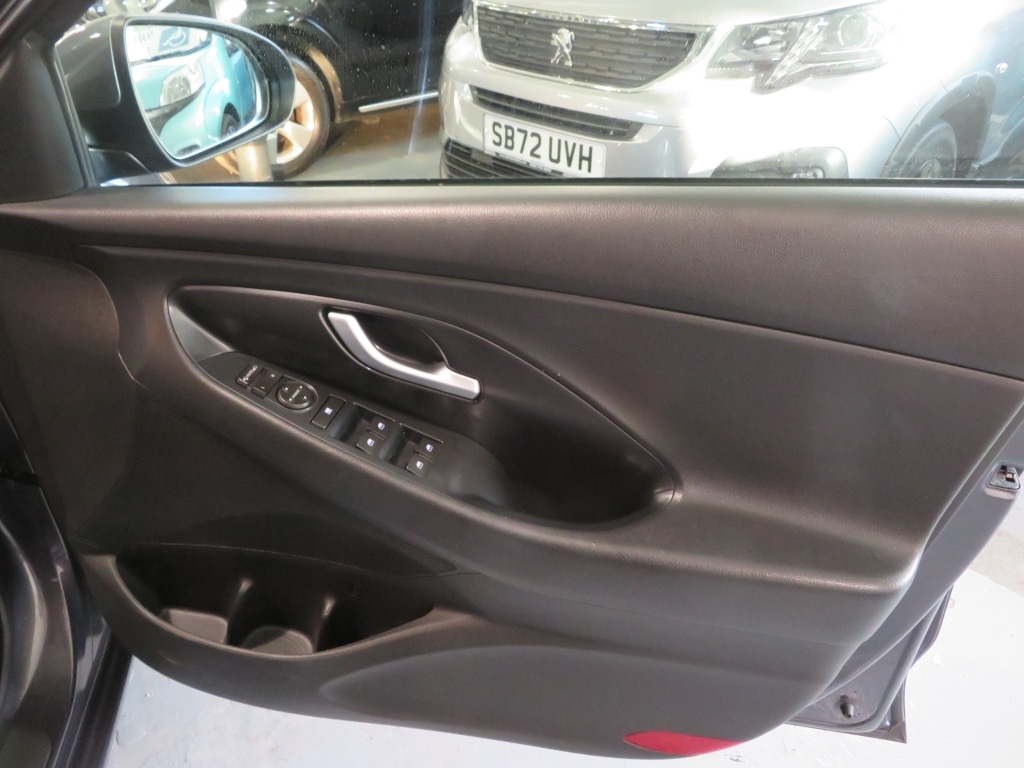 Used Hyundai i30 2018 for sale - 76631082: Photo 24