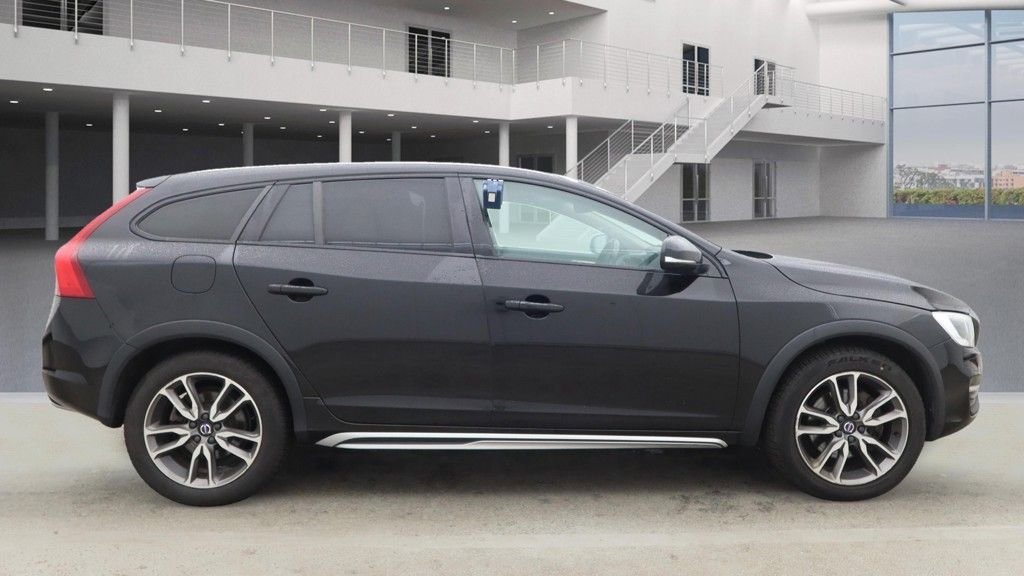 Used Volvo V60 2017 for sale - 76356099: Photo 5