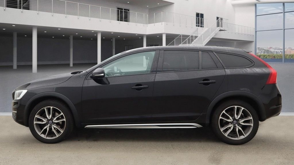Used Volvo V60 2017 for sale - 76356099: Photo 6