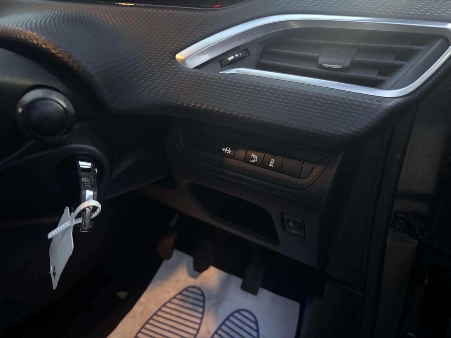 Used Peugeot 208 2015 for sale - 76922117: Photo 27