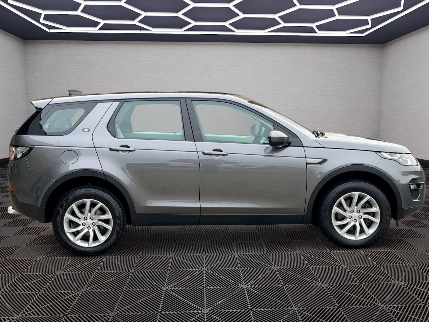 Used Land Rover Discovery Sport 2019 for sale - 76307594: Photo 3