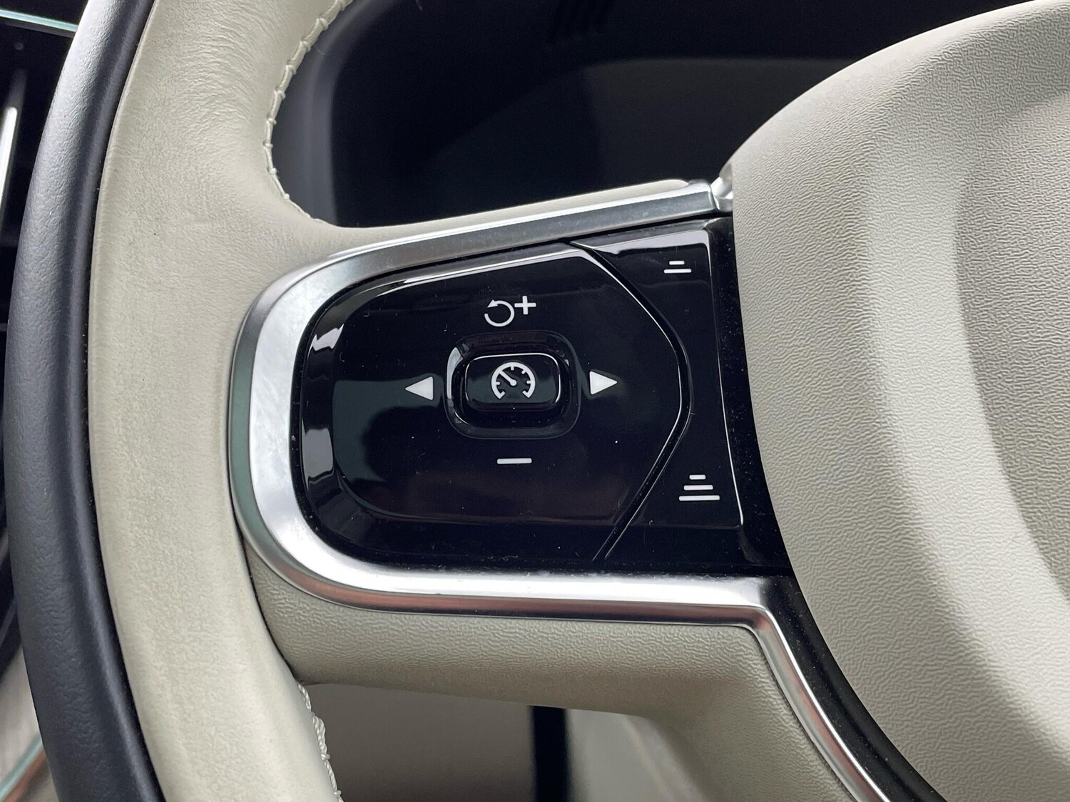 Used Volvo XC60 2023 for sale - 76166499: Photo 31