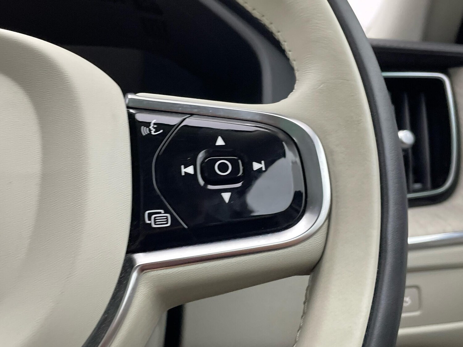 Used Volvo XC60 2023 for sale - 76166499: Photo 32