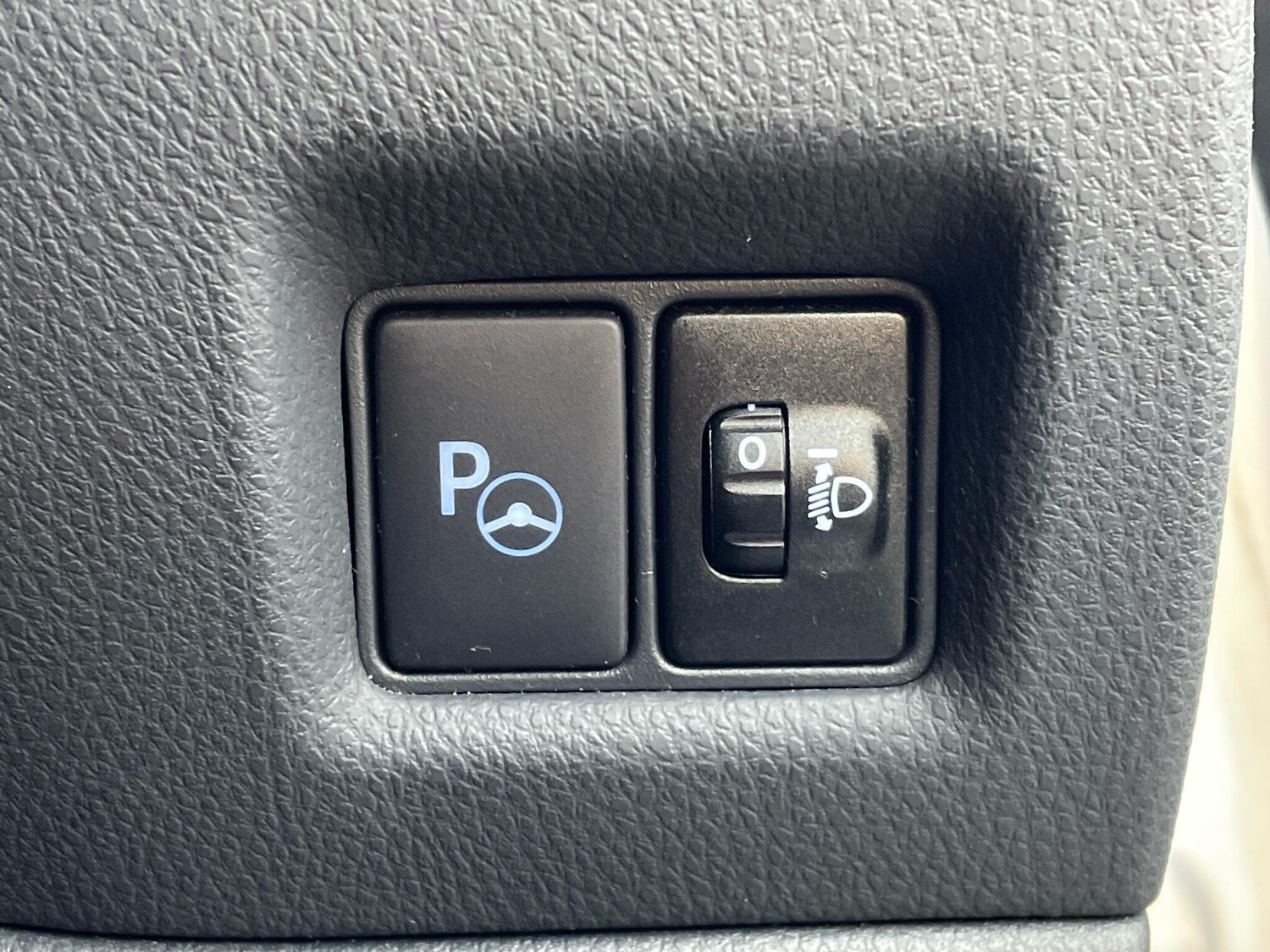 Used Toyota C-HR 2018 for sale - 77586122: Photo 25