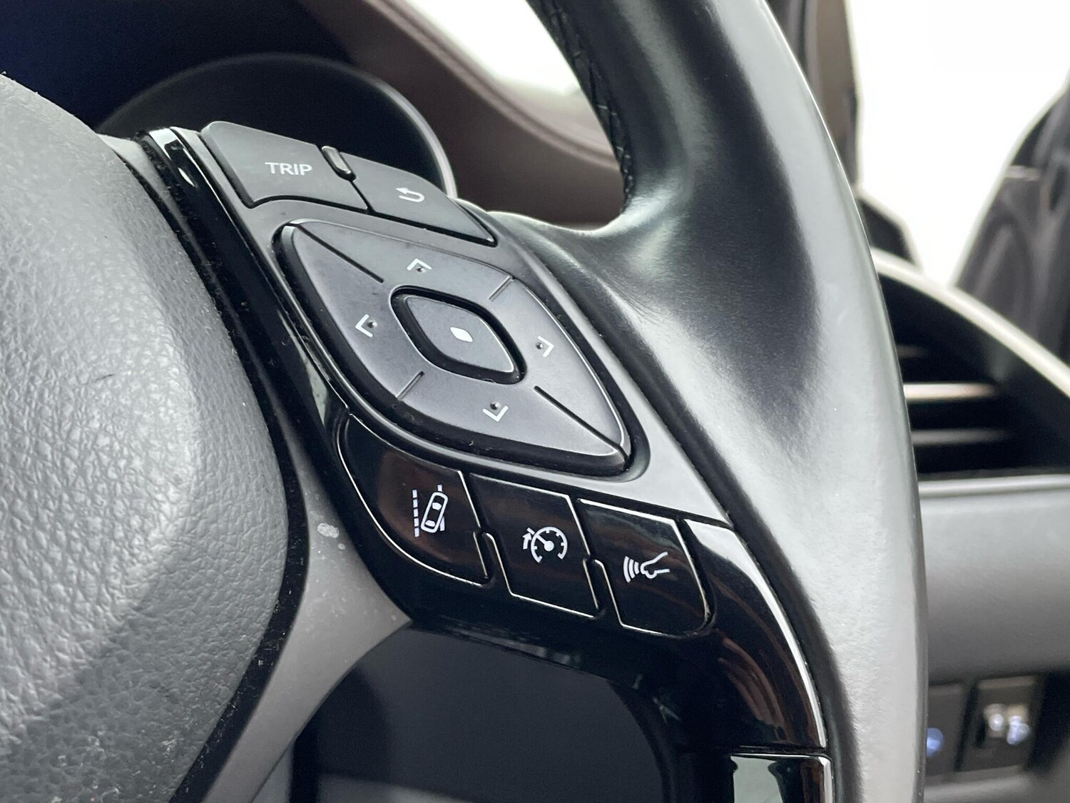 Used Toyota C-HR 2018 for sale - 77586122: Photo 28